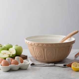 🍎 Mason Cash Cane — klasika, která má duši. Žádné pozlátko, jen nadčasová miska, která voní po vanilce, skořici a...