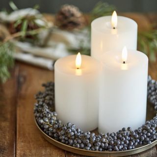 ✨ Pomalu se stmívá, venku to voní zimou a doma… tam začíná kouzlo. Stačí zapálit pár svíček, položit je na elegantní zlatý...