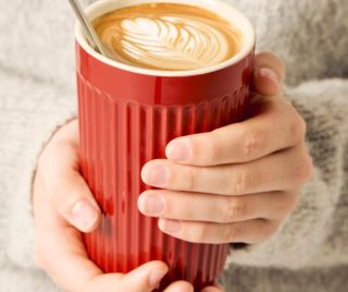 ☕️ Latte chutná nejlépe z hrnku, který se krásně drží oběma rukama — a tenhle hrnek na latte z kolekce Mynte od IB Laursen...