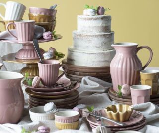 💛 Sladké chvíle si zaslouží krásné nádobí. Ať už plánujete narozeninový dort, nedělní dezert nebo jen malé setkání s...