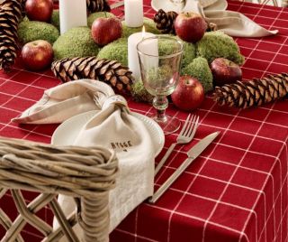 🎄 Vánoční stůl, jak má být – útulný, voňavý a dokonale sladěný. 🍎✨ Talíře Mynte od IB Laursen dodají vašemu stolování ten...