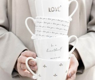 ✨ Hrnečky Bastion Collection – když jeden šálek lásky nestačí 💛 Ať už je to ranní káva, odpolední čaj nebo večerní horká...