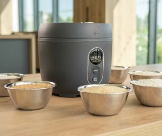 🍚 Remoska Rýžovar Maria – ideální pomocník pro všechny, kteří milují dokonale uvařenou rýži bez stresu! 🙌 Stačí nasypat,...