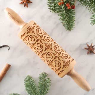 Když chcete, aby vaše cukroví vypadalo tak dobře, že ho bude škoda sníst… sáhněte po vyřezávaném válečku Mood For Wood. ✨...