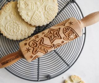 Když chcete, aby vaše cukroví vypadalo jako z vánoční pohádky… stačí sáhnout po válečku Mood For Wood. 💫 Jeden přejezd a...