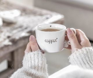 ✨ Chvilka jen pro sebe. Káva, měkoučký svetr a oblíbený hrneček, který umí vykouzlit přesně ten pocit „jo, teď je mi...