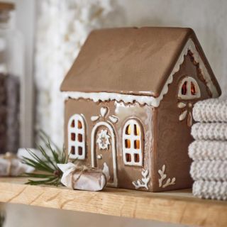 ✨ Tenhle perníčkový domeček od IB Laursen je prostě MUST HAVE! ✨ Kdo říká, že Vánoční atmosféra se tvoří jen stromečkem a...