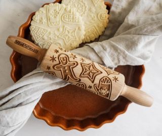 ✨ Válečky Mood For Wood – protože i těsto si zaslouží Vánoční náladu 🎄🥨 Tyhle kouzelné embosované válečky promění každý...