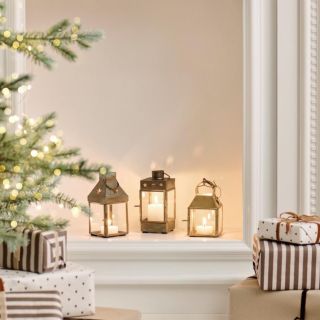 ✨ Lucerny od IB Laursen – světlo, které dělá Vánoce ✨ Někdy nepotřebuješ nic víc než teplé světlo svíčky, které se odráží...