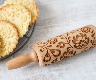 ✨ Embosované válečky Mood for Wood ✨ Chcete péct tak, aby i obyčejné máslové sušenky vypadaly jako malá umělecká díla?...