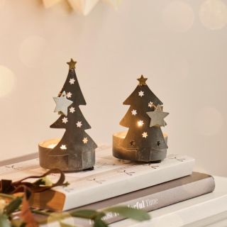 ✨🌲 Malé světýlko, velká atmosféra… Tyto kovové svícínky od IB Laursen jsou přesně ten typ dekorace, která dokáže během...