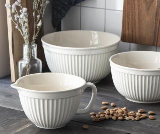 Jednoduchost, která funguje vždy. 🤍 Nadčasová keramika IB Laursen patří k těm kouskům, které využijete po celý rok – na...